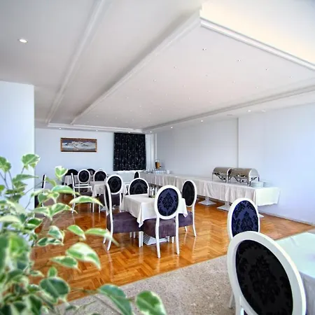 Aler Luxury Hotel 4*